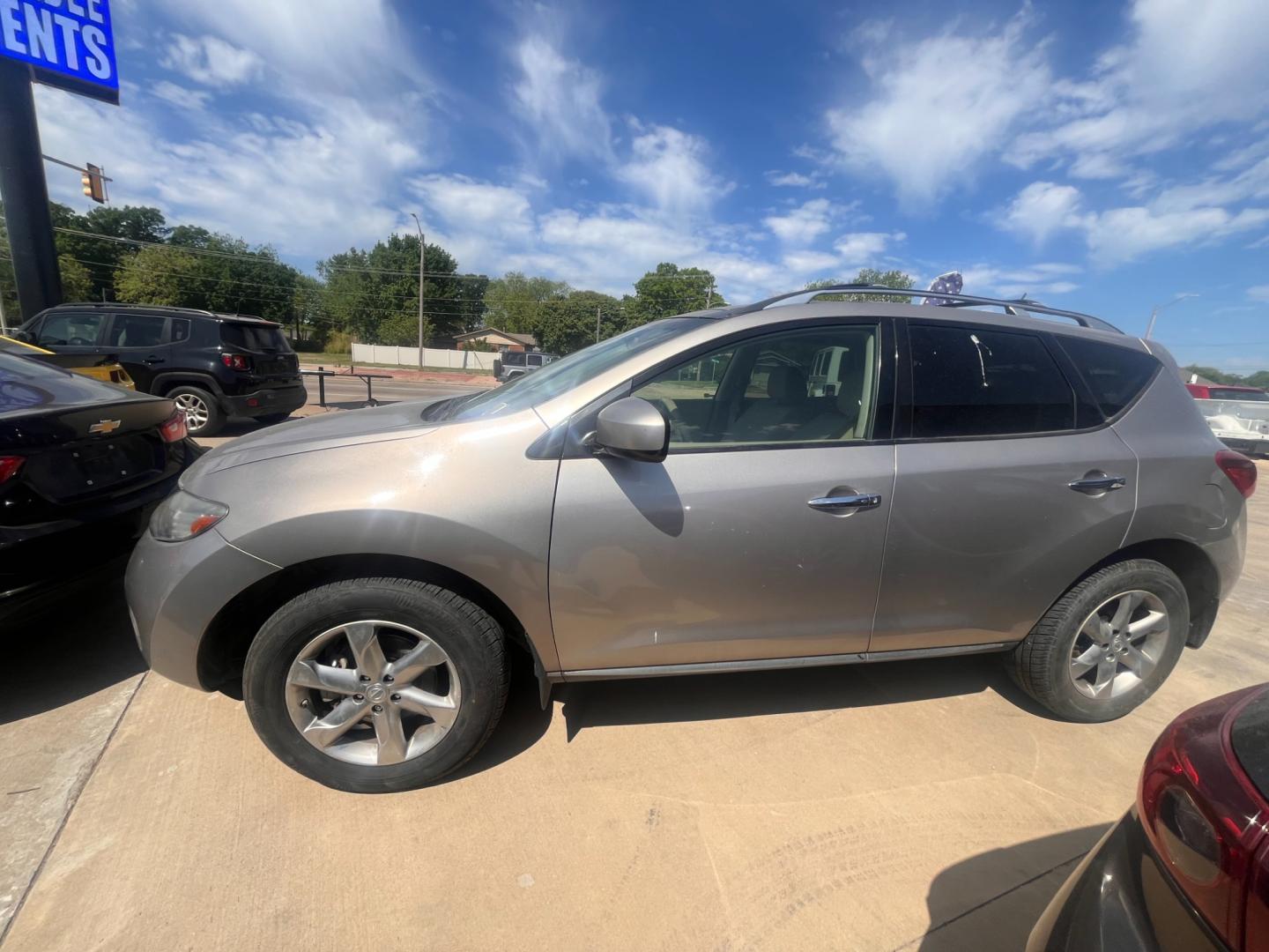 2009 BROWN/TAN NISSAN MURANO S; SL S (JN8AZ18U69W) with an 3.5L V6 DOHC 24V engine, Automatic CVT Overdrive transmission, located at 8101 E. Skelly Dr., Tulsa, OK, 74129, (918) 592-3593, 36.121891, -95.888802 - Photo#2